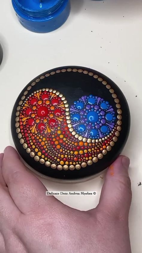 Dot Mandala Painting, Mandala Painted Rocks, Mandala Rock Art, Painted Rocks Craft, Mandala Art Lesson, Painted Rocks Diy, Rock Painting Patterns, Mandala Rocks, Hand Painted Stones