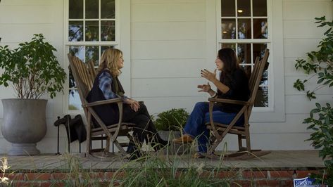 Joanna Gaines gives TODAY a look inside her family's farmhouse Joanna Gaines House, Gaines Farmhouse, Joanna Gaines Farmhouse, Blush Bedding, Decorating A New Home, Modern Farmhouse Dining, Waco Texas, Chip And Joanna Gaines, Modern Farmhouse Living Room