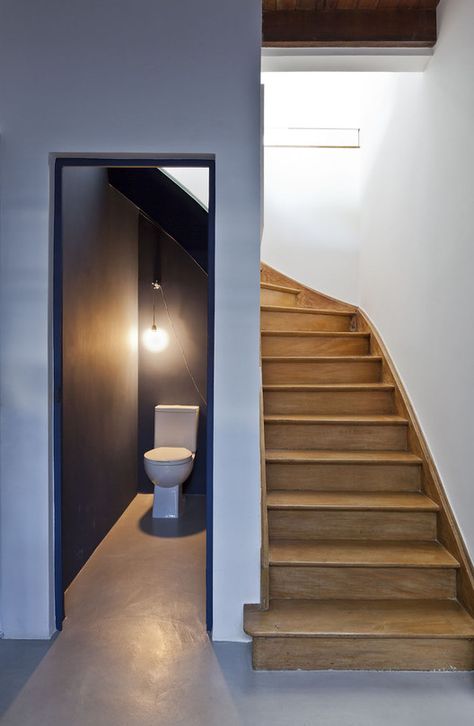 CA House,© Maíra Acayaba Color Bathroom Design, Bathroom Under Stairs, Urban House, Beauty Room Vanity, House Staircase, Small Modern Home, Home Stairs Design, Interior Stairs, House Stairs