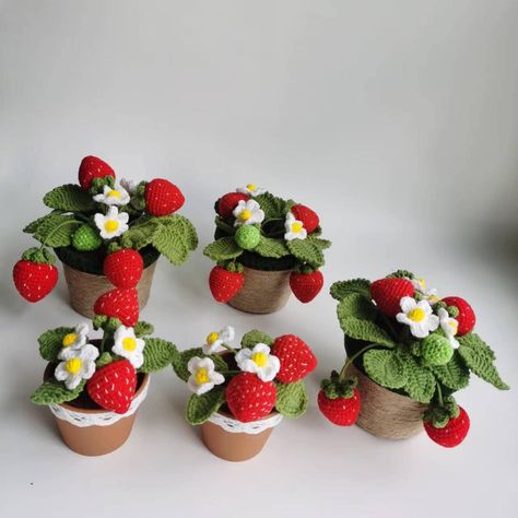 Crochet Strawberry Plant, Amigurumi Strawberry, Plant Home Decor, Strawberry Plant, Cardboard Crafts Diy, Plant Home, Crochet Strawberry, Crochet Bouquet, Handmade Plant