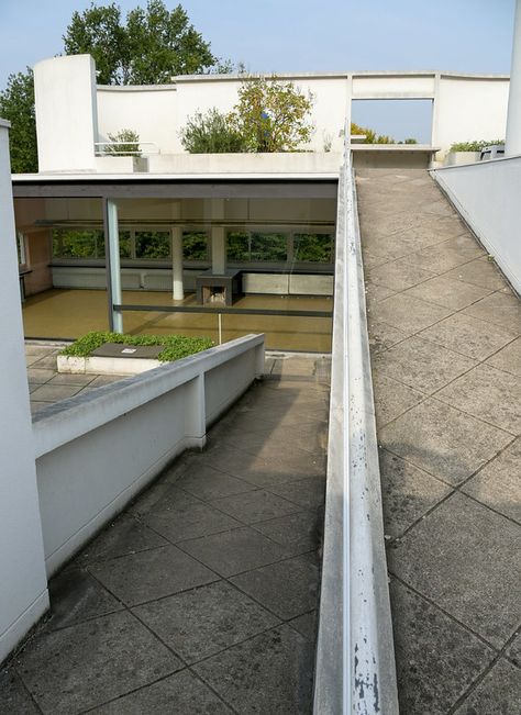 Villa Savoye | Ramp view | Michael Dant | Flickr Villa Savoye Interior, Ramp Architecture, Ramps Architecture, Villa Savoye, Architecture Exterior, Le Corbusier, Green Roof, Villa, Exterior