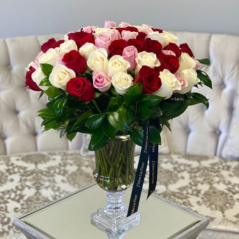 Flower Bouquet Vase Ideas, Roses Arrangements Vase, Roses Vase Arrangement, Roses Bouquet In Vase, Rose Vase Arrangement, Bear Roses, Roses Arrangements, Corner Garden Ideas, Roses In Vase