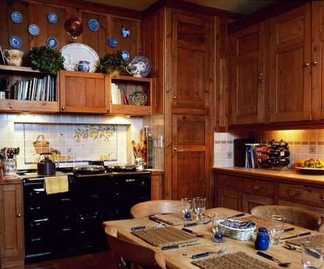 90s House Decor, Home Aesthetic Kitchen, 1990s Decor, Christmas House Exterior, Monica's Apartment, 90s Living Room, Rustic Wood Cabinets, 90s Interior, 90s Home Decor