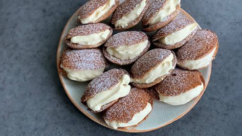 Relax, they're not real oysters. But like the shellfish, these sweet treats must be eaten fresh. Fluffy Sponge Cake, Sponge Cake Filling, Oyster Recipes, Delicious Deserts, Doughnut Recipe, Golden Syrup, Little Cakes, Icing Sugar, Morning Tea