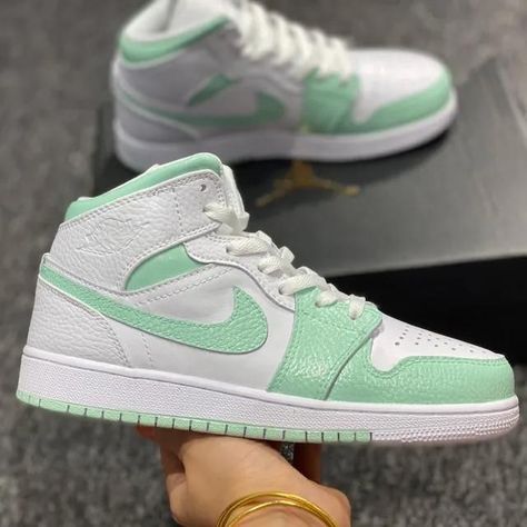 9327969053c0068dd9e07c529866b94ddesc52527004ri Air Jordan 1 Custom, Jordan 1 Custom, Mochila Nike, Custom Jordans, New Nike Air Force, Jordan Shoes Girls, All Nike Shoes, Custom Air Force 1, Cute Nike Shoes