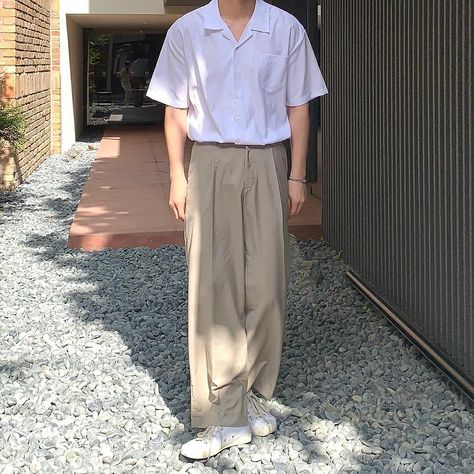 Light Academia Outfit Men, Academia Summer, Loose Pants Style, Outfit Cowo, Light Academia Outfit, Minimal Monochrome, Korean Street Fashion Men, Best Man's Outfit, Minimalist Fashion Men