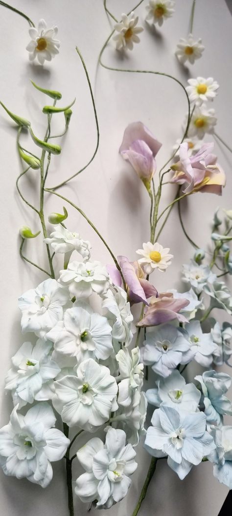 Sugar flowers Gumpaste delphiniums, daisies and sweet peas #gumpasteflowers #fineartistry #luxurycakes Daisy And Sweat Pea Tattoo, Sweat Pea And Daisy Flower Tattoo, Sweet Pea And Daisy Bouquet, White Sweet Pea Flowers, Daisy And Sweet Pea, Baby Reception, Daisies And Sweet Peas, Tracey Ellis, Sugar Flowers Tutorial