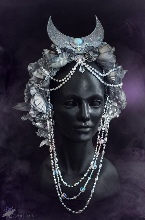 Head Jewelry, Fantasy Costumes, Fantasy Dress, Fantasy Clothing, Skull Art, Character Outfits, Mode Inspiration, Costume Design, Headdress