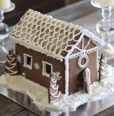 A Gingerbread House Thick Pork Chops, Inexpensive Mother's Day Gifts, Gingerbread House Patterns, Baked Recipes, Winter Wedding Cake, Diy Clutch, Chocolate Layer Cake, Christmas Gingerbread House, Floral Clutches