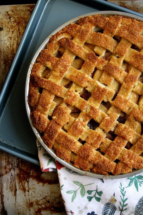 Sugar Bee Honey Whiskey Apple Pie – A Cup of Sugar … A Pinch of Salt Honey Apple Pie, Whiskey Apple Pie, Honey Crisp Apple Pie Recipe, Honey Vinegar Pie, Apple Pie Recipe With Honey Crisp Apples, Honeycrisp Apple Pie, Salted Honey Pie, Honey Whiskey, Honey Pie