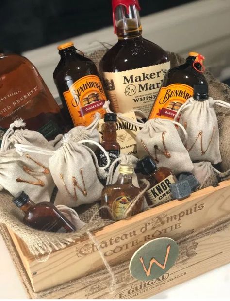 Bourbon Gifts Basket, Whiskey Gifts Basket, Diy Whiskey, Bourbon Gifts, Laura Kelly, Gift Crates, Diy Gifts For Men, Crate Diy, Whiskey Gifts