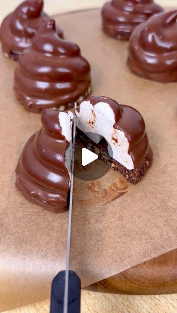 Lite Snacks, Puff Pastry Chocolate, Cream Puff Pastry, Easy Chocolate Dessert, Frosty Recipe, Triple Chocolate Cookies, Dessert Shots, Easy Chocolate Desserts, Chocolate Covered Marshmallows