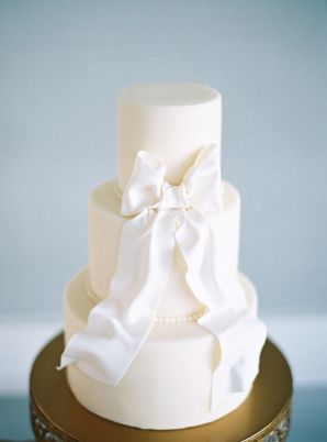 Bow Wedding Cake, Wedding Cake With Fondant, Bow Photography, Bow Wedding Cakes, Glam Wedding Dress, Fondant Bow, Cake With Fondant, Creative Wedding Cakes, Bow Cakes