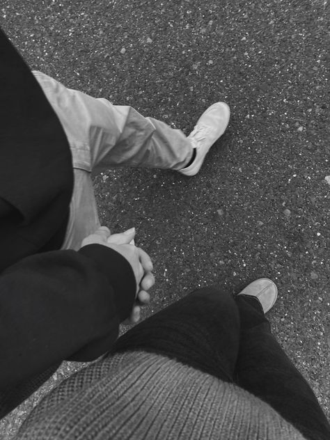 Couple holding hands black and white fall cute Hand Holding Couple Aesthetic, Cute Holding Hands Pictures Couples, Guy And Girl Holding Hands, Holding Hands Black And White, Faceless Guy, Holding Hands Pics, Holding Hands Pictures, Boy And Girl Holding Hands, Boyfriend Holding Hands