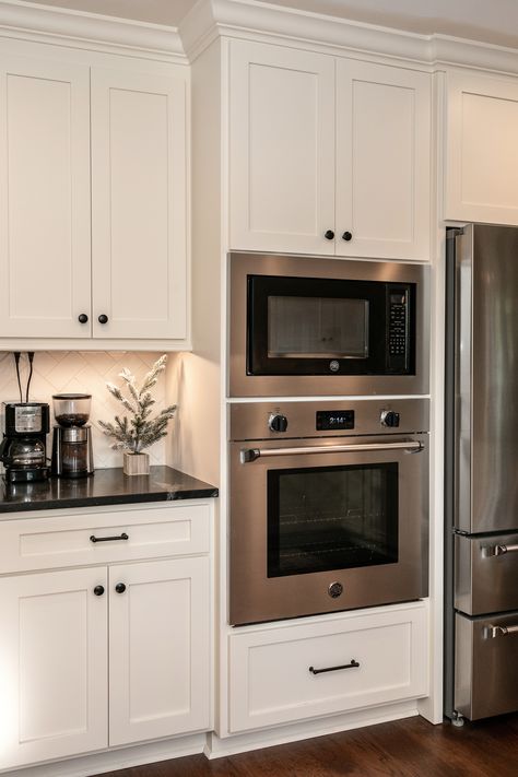 Built In Appliances Kitchen, White Shaker Cabinets Black Hardware, White Cabinets Black Hardware, Black Kitchen Hardware, Cupboard Wardrobe, White Shaker Kitchen, Classic White Kitchen, Shaker Kitchen Cabinets, Lake House Kitchen