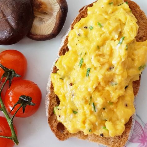 KitchenTigress: Gordon Ramsay's Scrambled Eggs Gordon Ramsay Eggs, Gordon Ramsay Scrambled Eggs, Gordon Ramsay Dishes, Gordon Ramsey Recipes, Egg Sandwich Recipe, Gordon Ramsay Recipe, Creamy Scrambled Eggs, Scrambled Eggs Recipe, Egg Salad Recipe