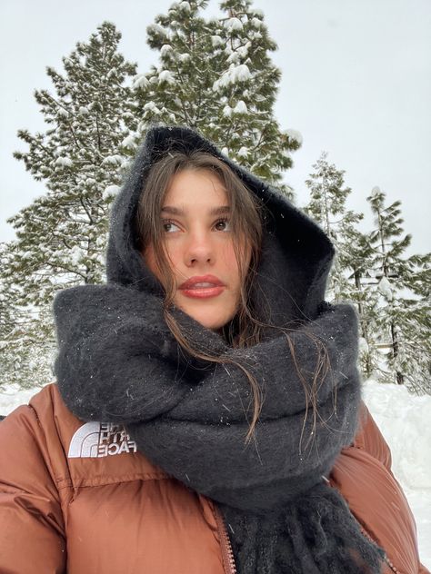 Winter Scarf Balaclava, Zermatt Outfit Winter, Scarf Over Head Winter, Balaclava With Scarf, Eurotrip Outfits, Balaclava Scarf, Scarf Balaclava, Scarf Aesthetic, Kendall And Kylie Collection