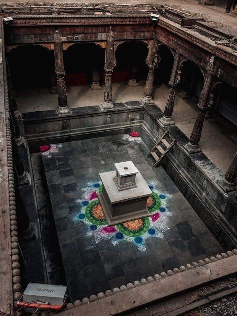 Old Wada Architecture, Maratha Architecture Wada, Maratha Aesthetics, Wada House Design, Maharashtrian Architecture, Wada Architecture Maharashtrian, Haveli House India, South Indian Architecture, Indian Courtyard