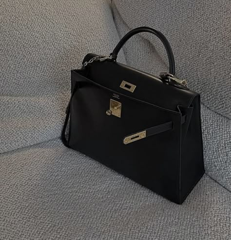 @charlotteemilysanders / minimal / Hermes Kelly / bag / black / gold Black Kelly, Lux Fashion, Kelly Sellier, Hermes Kelly Bag, Brand Loyalty, Kelly Bag, Gold Bag, Black Luxury, Fancy Bags