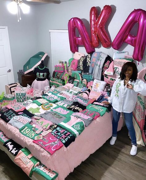 Aka Apparel, Sorority Photoshoot, Hbcu Colleges, Sorority Room, Alpha Kappa Alpha Sorority Paraphernalia, Aka Sorority Gifts, Sorority Fashion, Graduation Photography Poses, Aka Sorority