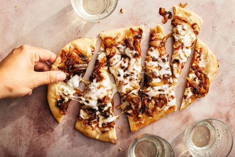 Caramelized Onion and Fig Flatbread - Serendipity Magazine Fig Flatbread, Flatbread Appetizers, Fig Pie, How To Carmalize Onions, Onion Appetizers, Fig Pizza, Tailgate Party Food, Pizza Pies, Onion Pizza