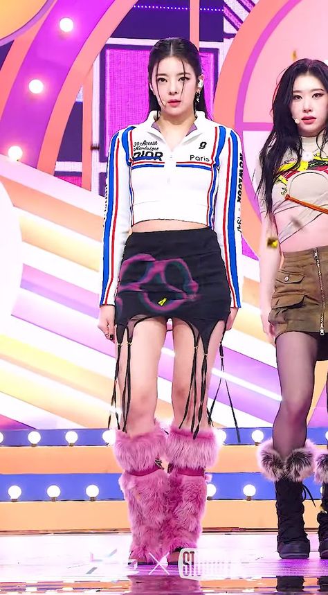 Itzy Cheshire Stage Outfit, Lia Cheshire Outfit, Itzy Stage Outfits Cheshire, Lia Itzy Stage Outfit, Lia Itzy Outfit, Itzy Outfit Stage, Lia Itzy Cheshire, Itzy Stage Outfits, Stage Outfits Kpop