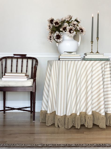 Diy Ruffle Table Skirt, Diy Round Tablecloth, Round Dining Table Tablecloth, Dining Table Cloth Ideas, Tablecloth Sewing, Diy Table Cloth, Diy Table Skirts, Entryway Vignette, Tablecloth Diy