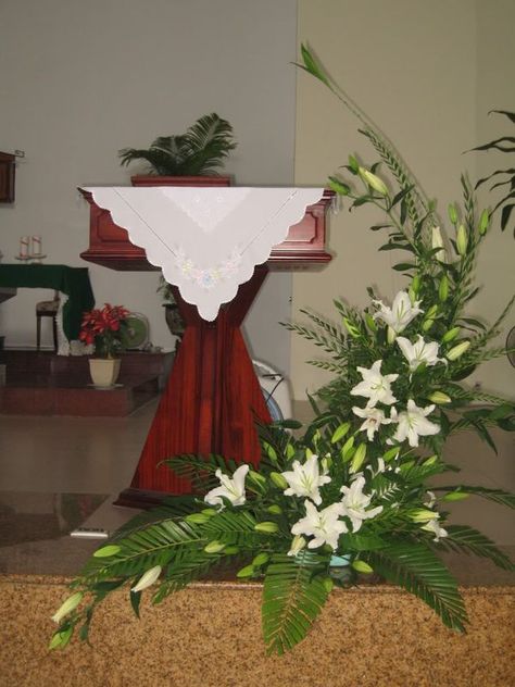 Church Altar Decorations, Church Wedding Flowers, Tropical Floral Arrangements, Altar Design, Easter Flower Arrangements, Altar Arrangement, Unique Floral Arrangements, Altar Flowers, Large Flower Arrangements