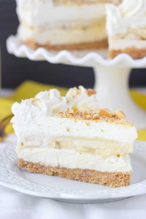 This easy No-Bake Banana Pudding Cheesecake has 5 layers of pure yumminess! There's a crunchy vanilla wafer crust, a tangy cheesecake filling, a blanket of fresh banana slices, a silky homemade pudding and a fluffy whipped cream topping. Classic Banana Pudding, Best No Bake Cheesecake, Beyond Frosting, Vanilla Wafer Crust, Bake Banana, No Bake Banana Pudding, Peach Pie Recipes, Pudding Cheesecake, Banana Pudding Cheesecake