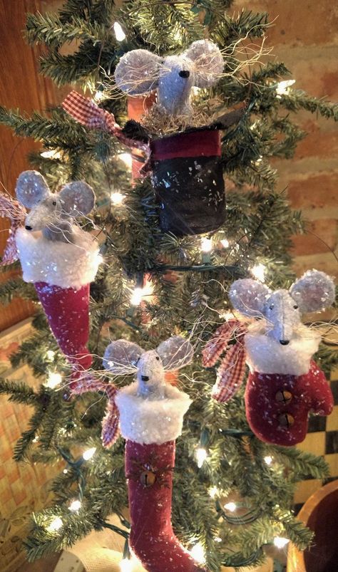 Christmas Mice Ornaments, Christmas Mice Crafts, Felt Mice Ornaments, Diy Primitive Christmas Ornaments, Mice Crafts, Mice Ornaments, Christmas Orniments, Christmas Mice, Mouse Crafts