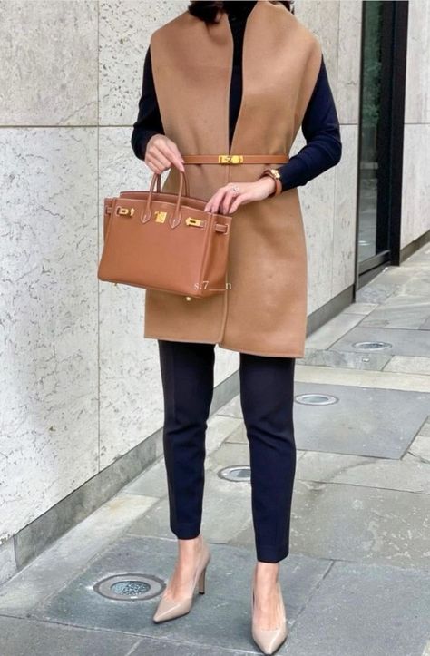 Celine Hat Outfit, Hermes Kelly Belt Outfit, Kelly Belt Outfit, Hermes Belt Women Outfits, Hermes Kelly Belt, Long Vest Outfit, Belt Outfit, Look Office, Well Dressed Women