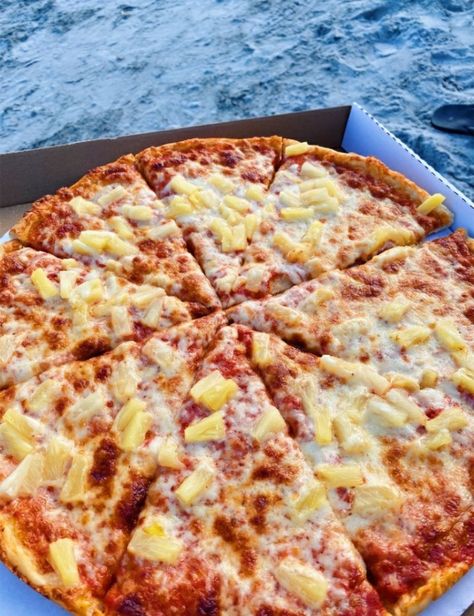 Pizza Aesthetic, Pineapple Pizza, Pizza Lovers, Weird Food, Chocolate Strawberries, Hawaiian Pizza, Yum Yum, Pineapple, Pizza