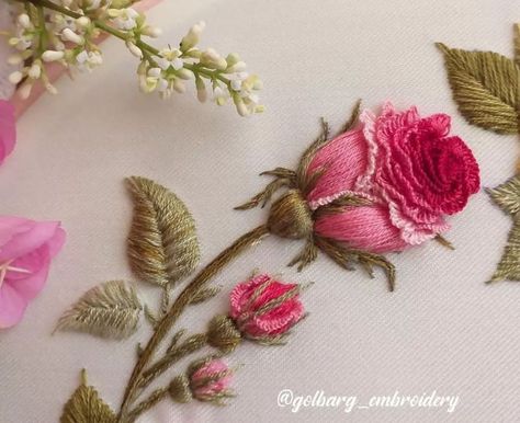 Bordado Jacobean, Embroidery Roses, Brazilian Embroidery Stitches, Sulaman Pita, Silk Ribbon Embroidery Patterns, Embroidery Hoop Art Diy, Simple Hand Embroidery Patterns, Ribbon Embroidery Tutorial, Hand Embroidery Patterns Flowers