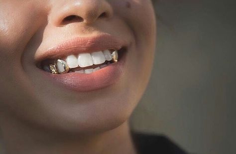 Girls With Grills, Gold Slugs, Girl Grillz, Gatsby Party Outfit, Grillz Teeth, Gold Grill, Gold Grillz, Grills Teeth, Teeth Jewelry