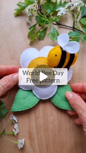 Felt Bees Diy, Bee Felt Pattern, Pollinating Plants, Bee Felt, Bee Hive Craft, World Bee Day, Bee Day, Felt Crafts Christmas, Baby Activities