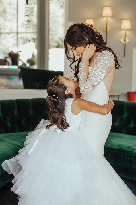 mama bride and her daughter flower girl Daughter Flower Girl, Flower Girls Ideas, Bride And Flower Girl, Mother Daughter Wedding, Wedding Photo List, Funny Wedding Pictures, Family Wedding Photos, Wedding Portrait Poses, Bride Pictures