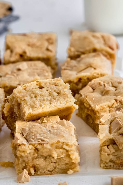 Condensed Milk Blondies Condensed Milk Blondies, Copycat Blondie From Applebees, Blondies Recipe Applebees, Applebees Maple Blondies Recipe, Copycat Applebees Blondie, Applebees Blondie, Chewy Blondies Recipe, Best Ever Brownies, Condensed Milk Cookies