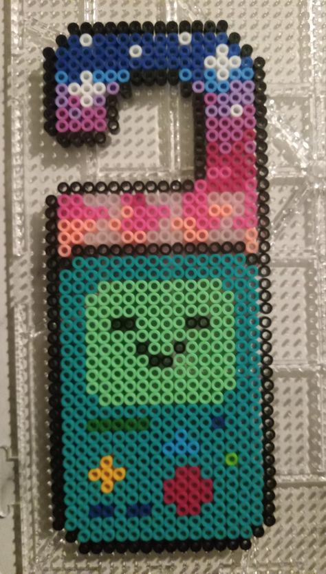 A cute door sign with BMO from adventure time on it, made from perler beads Crystal Ball Perler Beads, Hama Beads Door Hanger, Grimace Perler Beads, Pixel Art Door Hanger, Pearler Bead Door Hanger, Perler Bead Drawers, Puller Beads Ideas, Adventure Time Pearler Beads, Peeler Bead Door Hanger