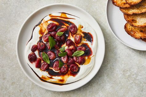 Roasted Grapes, Ricotta Toast, Whipped Ricotta, Grape Recipes, Beach Food, Nyt Cooking, Thanksgiving Appetizers, Cooking Guide, Fresh Thyme