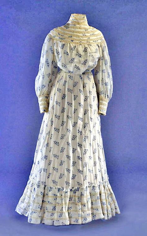 Full-length white cotton dress with blue floral print and lace, ca. 1902-06. Fashion Museum, Bath 1915 Fashion, Edwardian Day Dress, Edwardian Gowns, Fashion Museum, 1900 Fashion, Old Dress, 1900s Fashion, Blue Cotton Dress, Museum Fashion