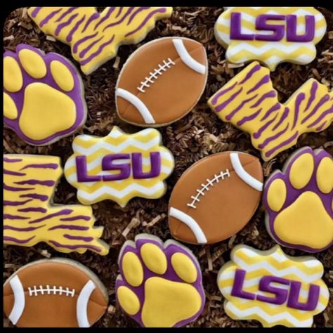 Lsu Cookies Decorated, Lsu Birthday Party, Lsu Cookies, Lsu Party, Football Snack Food, College Cookies, Football Treats, Sports Cookies, Theme Snack