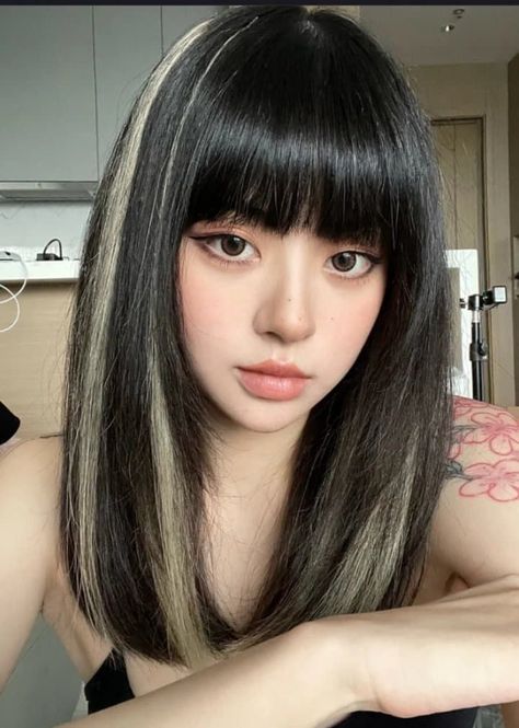 Oreo Hair Color, Girl With Bangs, Oreo Hair, Dyed Bangs, Aesthetic Grunge Outfit, Hair Girl, Hair Inspo Color, Anime Best Friends, Aesthetic Grunge