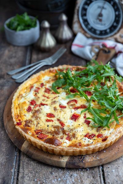 Roasted Red Pepper and Goat’s Cheese Quiche | Crush Magazine Italian Sausage Quiche, Italian Quiche, Best Quiche Recipes, Goat Cheese Quiche, Sausage Quiche, Pork Sausage Recipes, Delicious Quiche, Goat Cheese Tart, Italian Breakfast