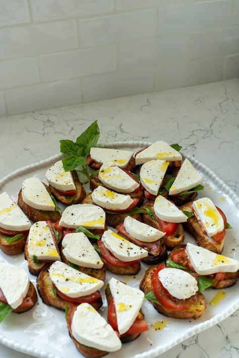 These caprese crostini are made with Italian bread, mozzarella cheese, basil leaves, tomatoes and olive oil as desired. The post Caprese Crostini appeared first on Cilantro Parsley. Tomato Mozzarella Basil, Caprese Bites, Italian Side Dishes, Toasted Crostini, Dinner Recipes Healthy Family, Bagel Chips, Crostini Recipes, Family Dinner Recipes, Quick Dinner Recipes