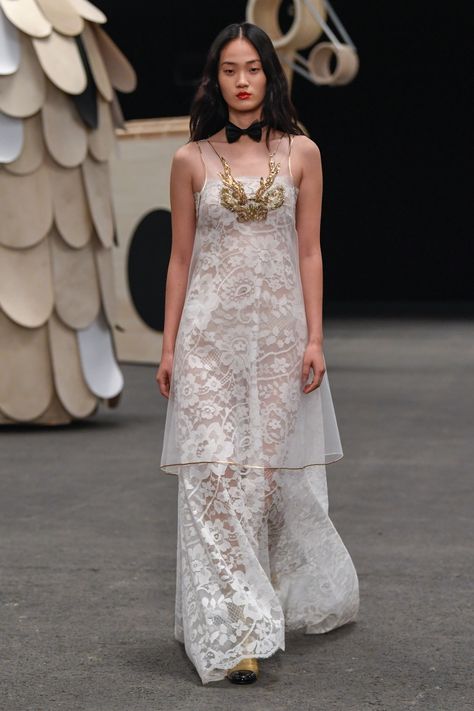 Lace Runway, Couture Spring 2023, Vogue Aesthetic, Winter Cruise, White Sheer Dress, Feminine Minimalist, Chanel 2023, Chanel Couture, Fashion Couture