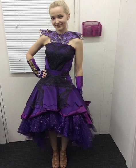 Mal Descendants Costume, Dove Cameron Descendants, Descendants Clothes, Descendants Costumes, Mal Descendants, Disney Descendants Movie, Descendants 2, Red Costume, Disney Descendants