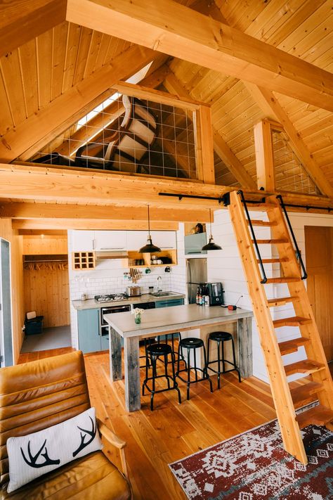 Vaulted Ceiling Tiny House, Small Family Cabin, Cabins With Loft, Small Cabin Loft, Mini Cabin Ideas, Small Cabin Kitchens, Tiny Cabins Interiors, Small Cabin Ideas, Small Cabin Interiors