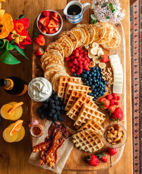 Pancake Charcuterie Board Charcuterie Breakfast, Hosting Breakfast, Breakfast Boards, Board Night, Christmas Charcuterie, Breakfast Platter, Charcuterie Inspiration, Charcuterie Platter, Party Food Platters