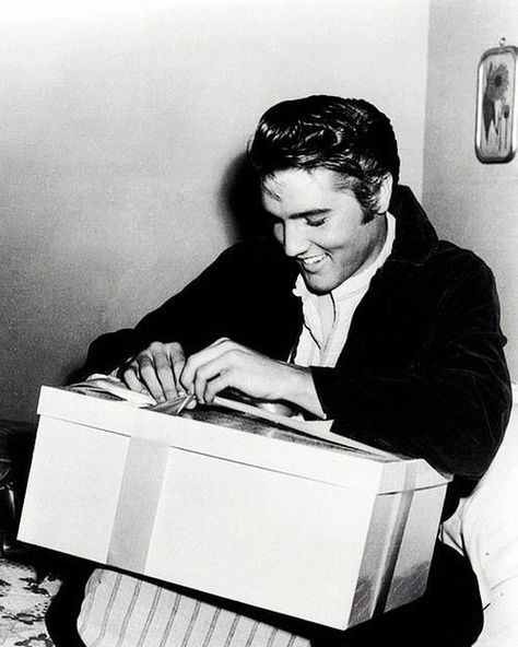 Elvis opening a Birthday gift from Debra Paget 😋. Look at how excited he is 😂☺ #ElvisPresley #Elvis #Presley #ElvisisBack #HisHandinMine… Elvis Christmas, Elvis Quotes, Elvis Presley Christmas, Elvis Wallpaper, Graceland Elvis, Elvis Presley Pictures, Elvis Presley Photos, Chuck Berry, Lisa Marie Presley