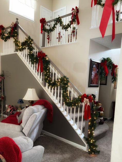 Christmas Banister, Christmas Stairs Decorations, Christmas Staircase Decor, Holidays Decorations, Stairs Renovation, Christmas Stairs, Out House, Pretty Christmas Decorations, Christmas Staircase